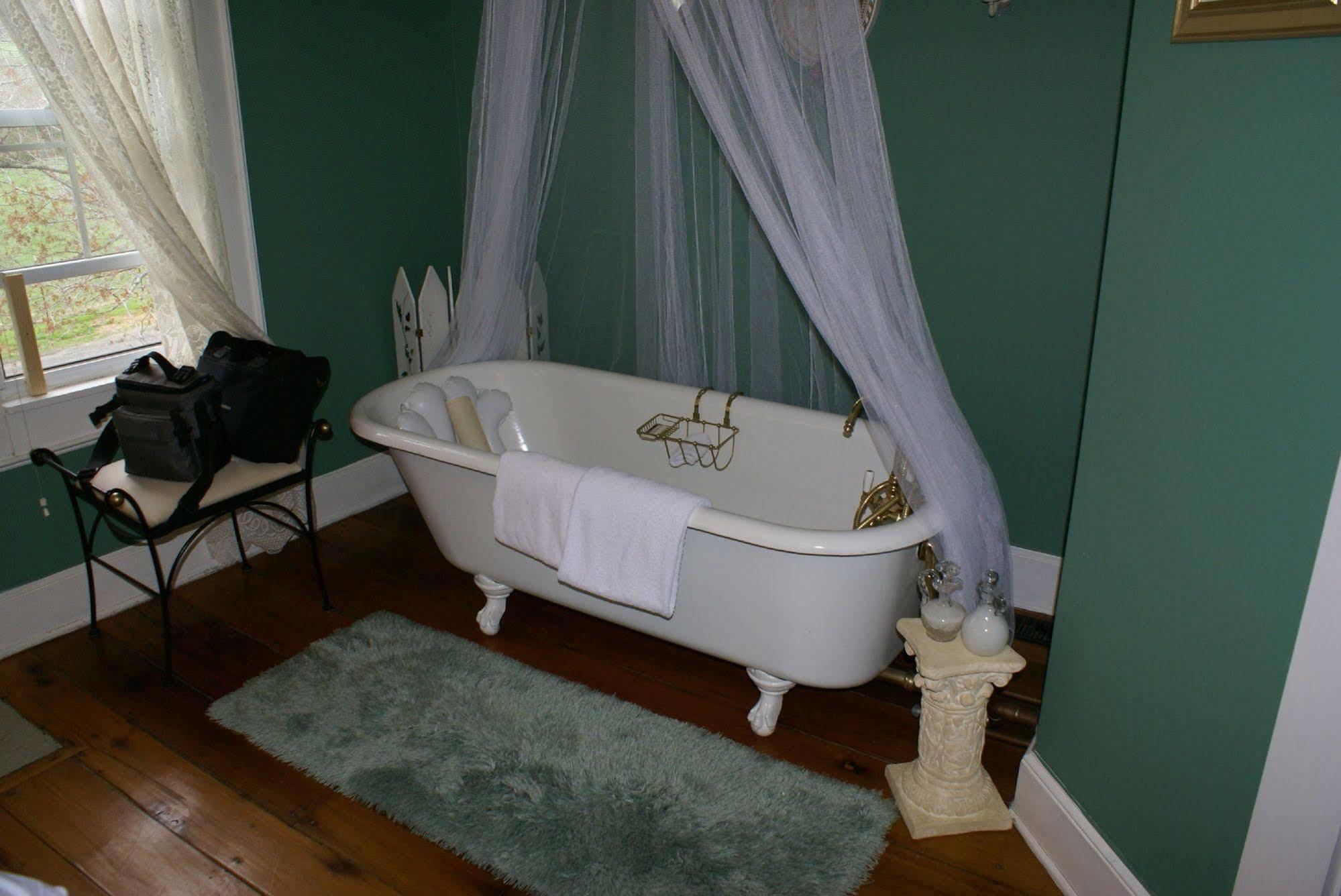 Buffalo Tavern Bed And Breakfast West Jefferson Habitación foto